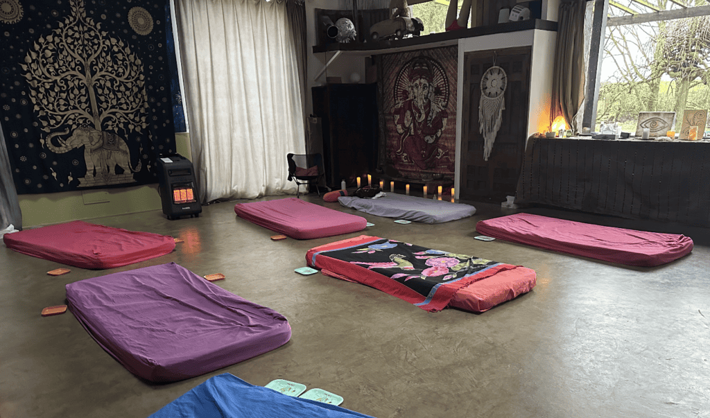 Stagiaires en formation massage tantrique et cachemire au stage M1 de Tantr'Âme et Corps, avec matelas et coussins